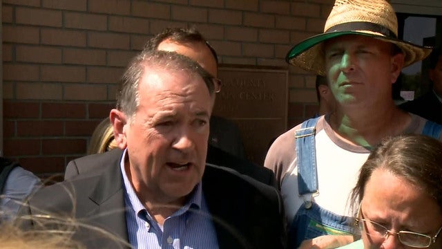 Mike Huckabee I D Go To Jail In Kim Davis Place Cbs News