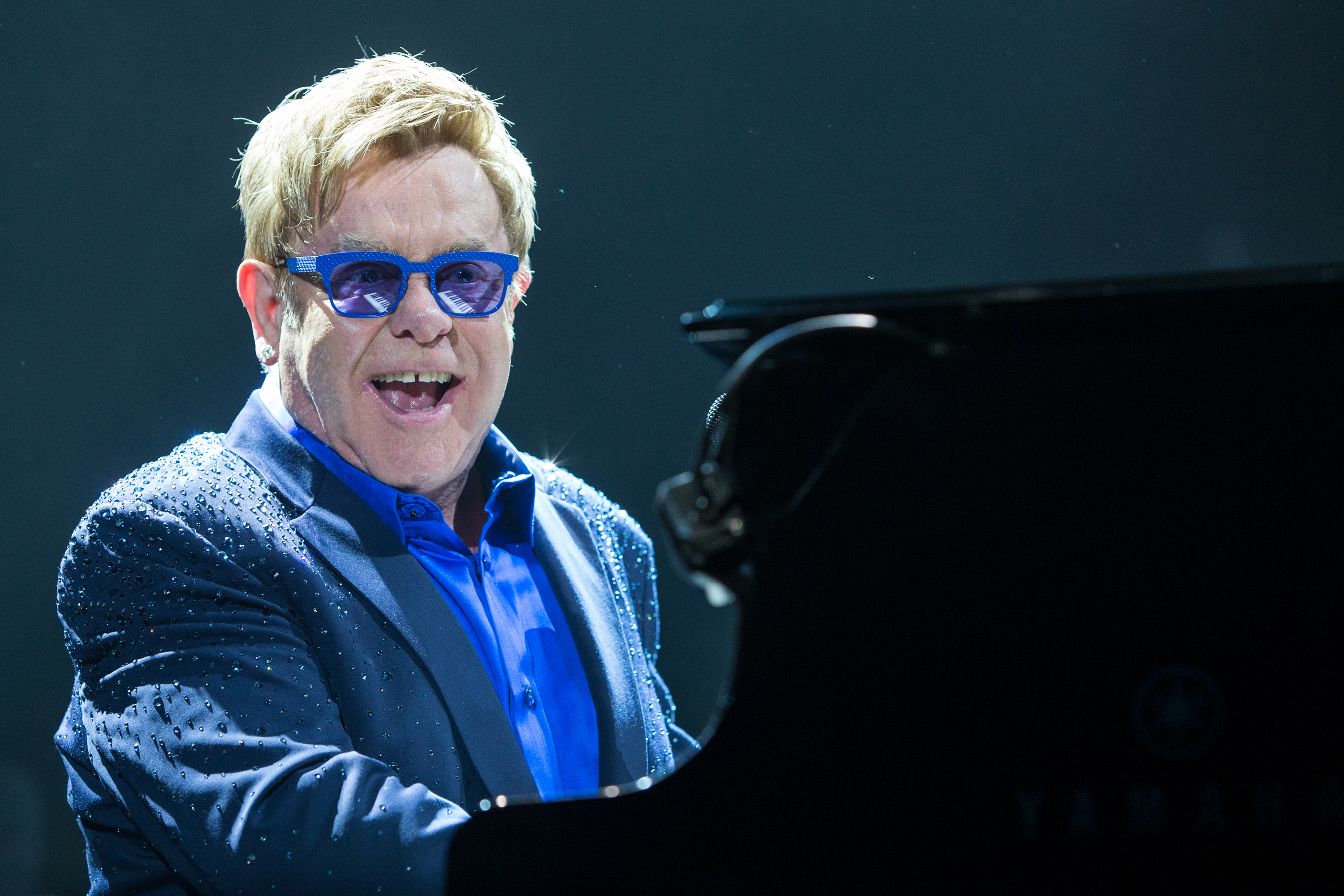 Elton John plays piano for London commuters - CBS News