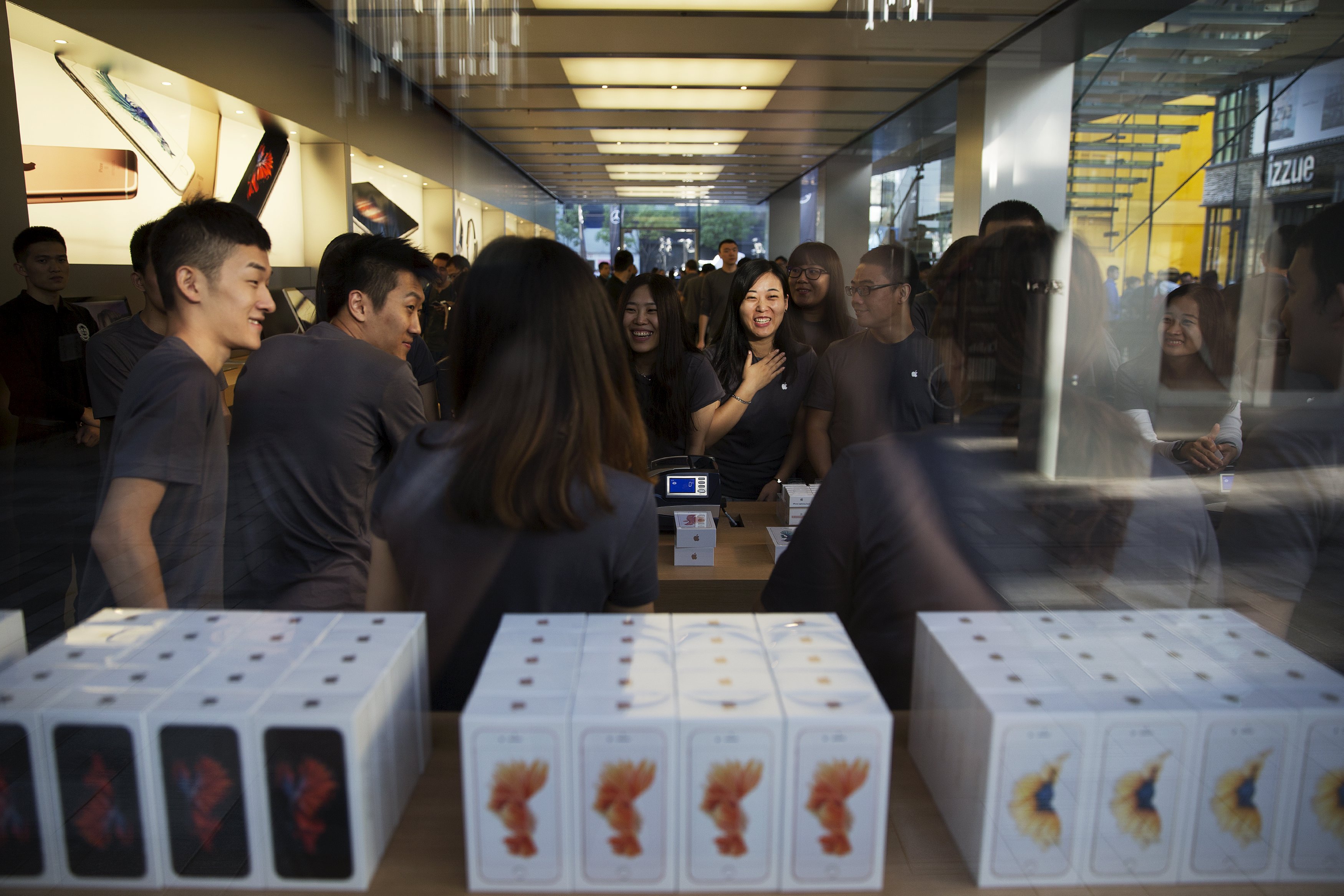 Apple's new iPhone 6s and 6s Plus hit stores - CBS News