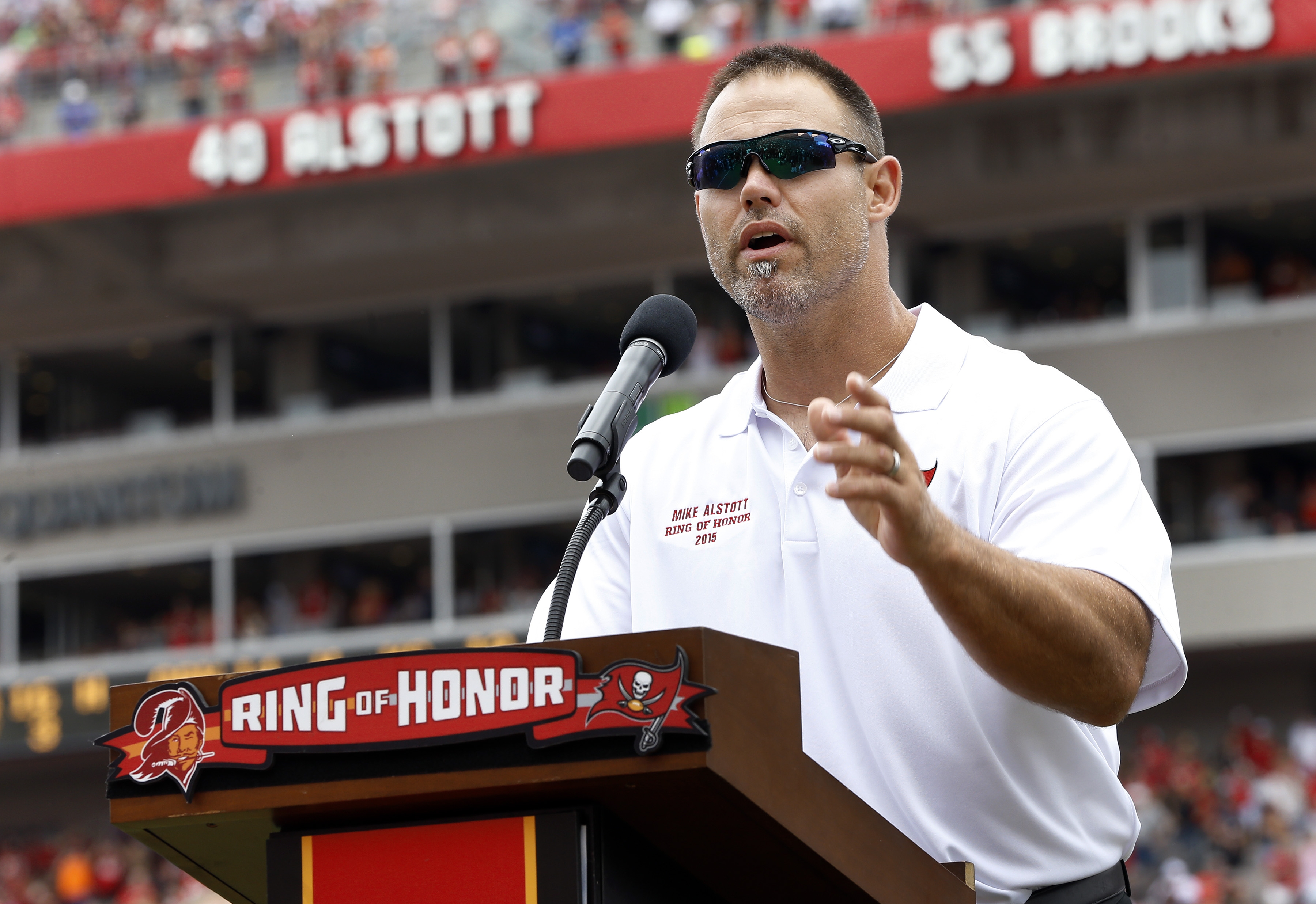 Ex-NFL star Mike Alstott speaks out about risk of 