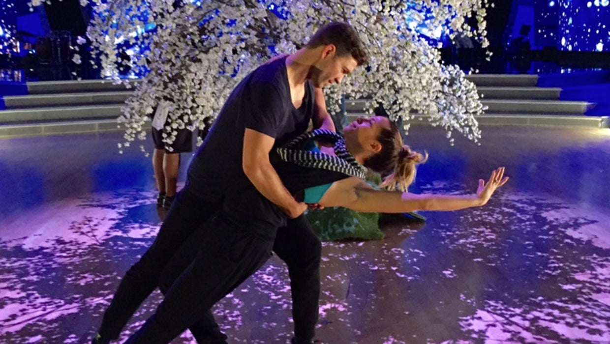 Bindi Irwin overcomes injuries, Nick Carter gets emotional on "Dancing with the Stars" - CBS News