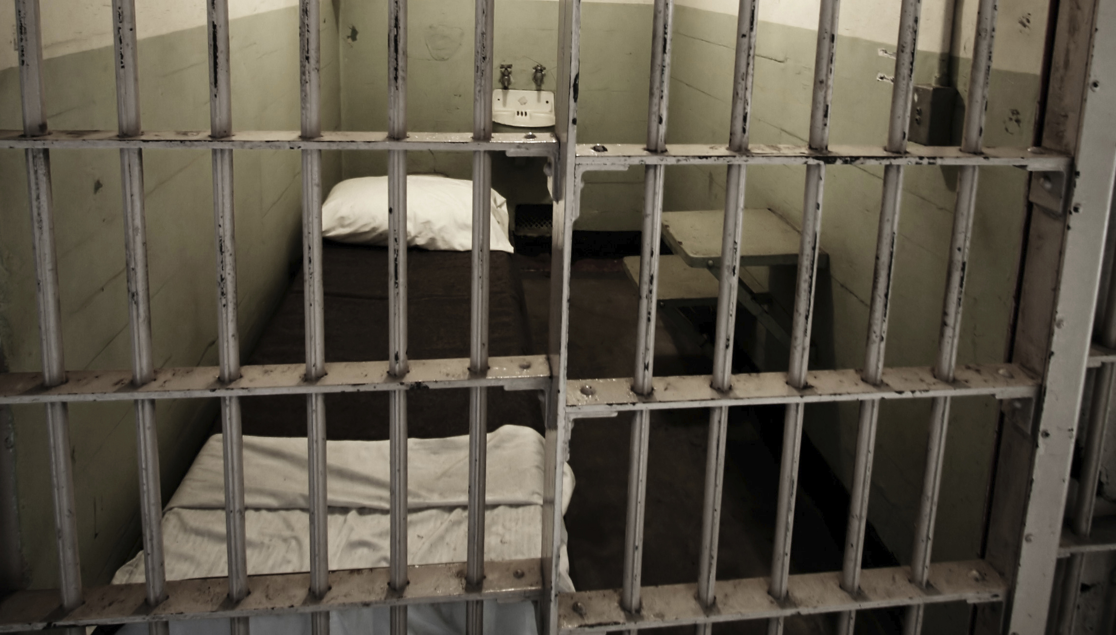 solitary-confinement-takes-lasting-toll-on-mental-health-cbs-news