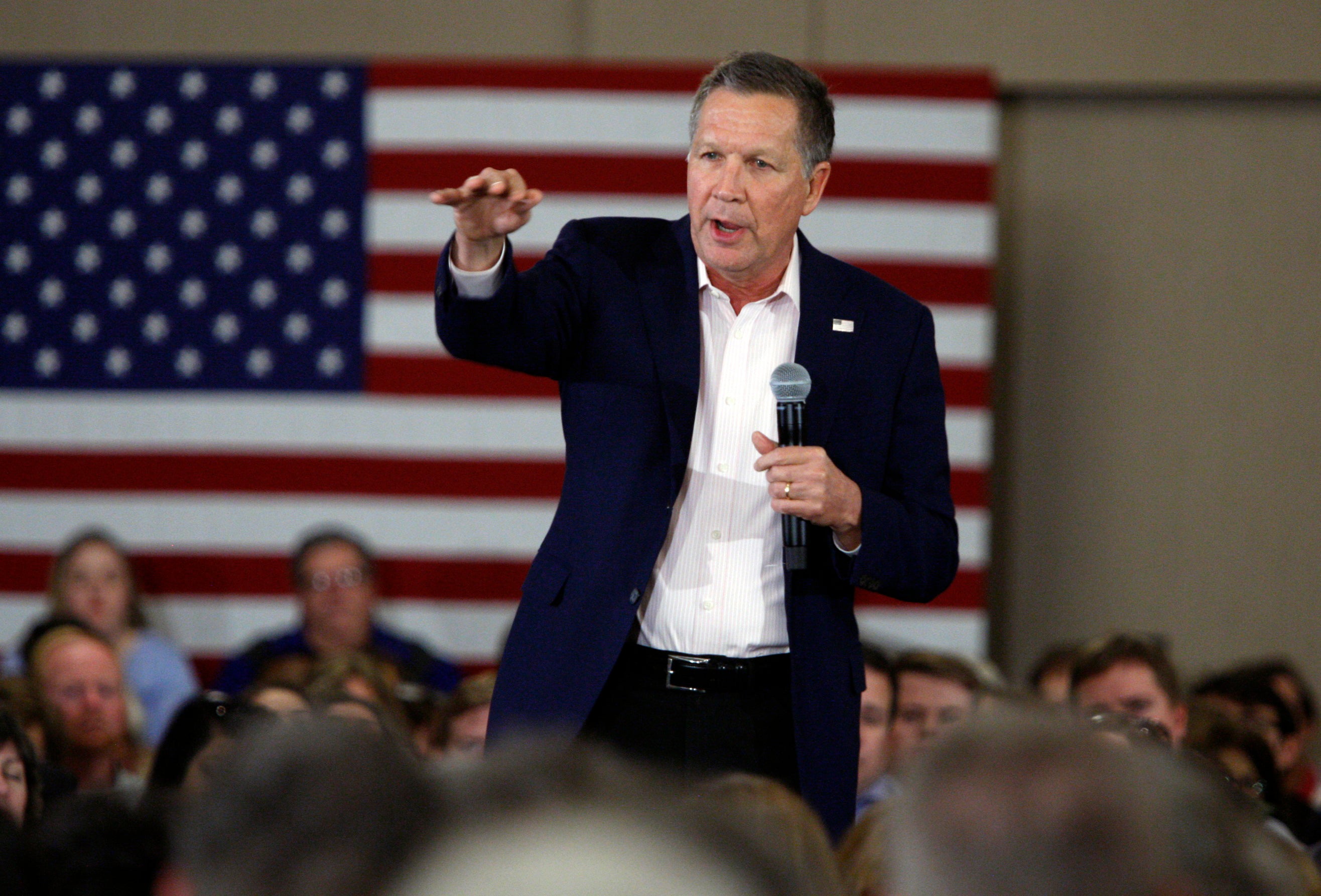 John Kasich seeks to stay above the fray in the 2016 "circus" - CBS News