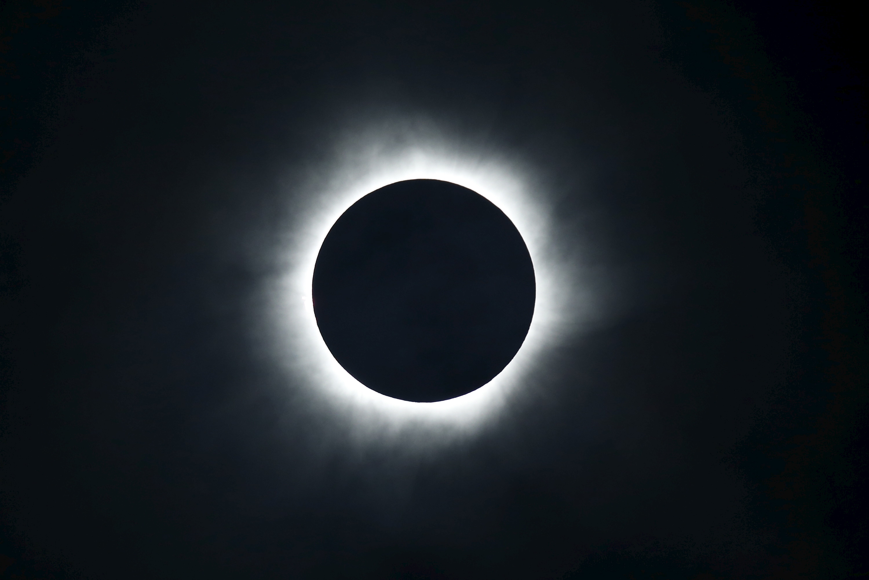 Total solar eclipse - Stunning total solar eclipse - Pictures - CBS News