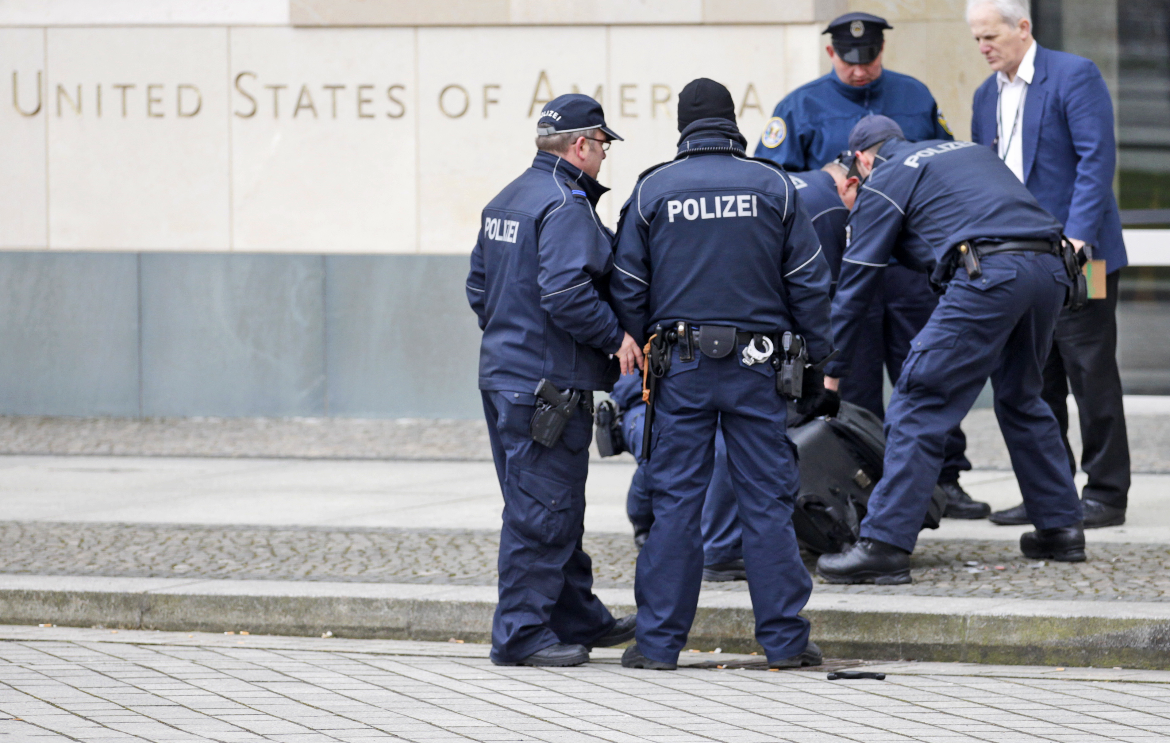 False Alarm At U S Embassy In Berlin Police Say Cbs News