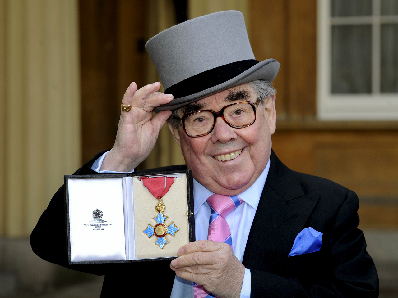 Ronnie Corbett Half Of Comedy S Two Ronnies Dies At 85 Cbs News