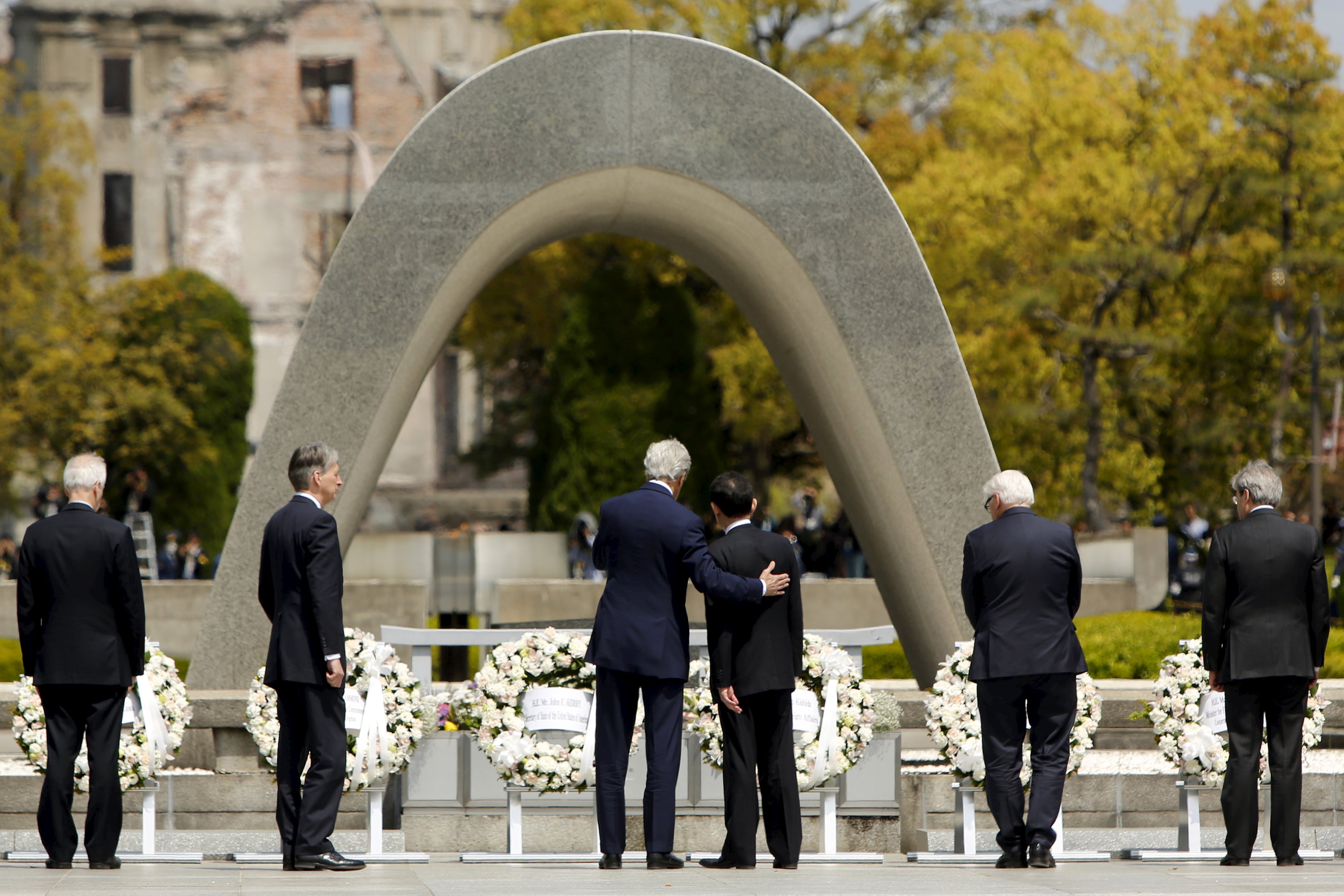 John Kerry visits Hiroshima memorial 7 decades after atomic bomb - CBS News