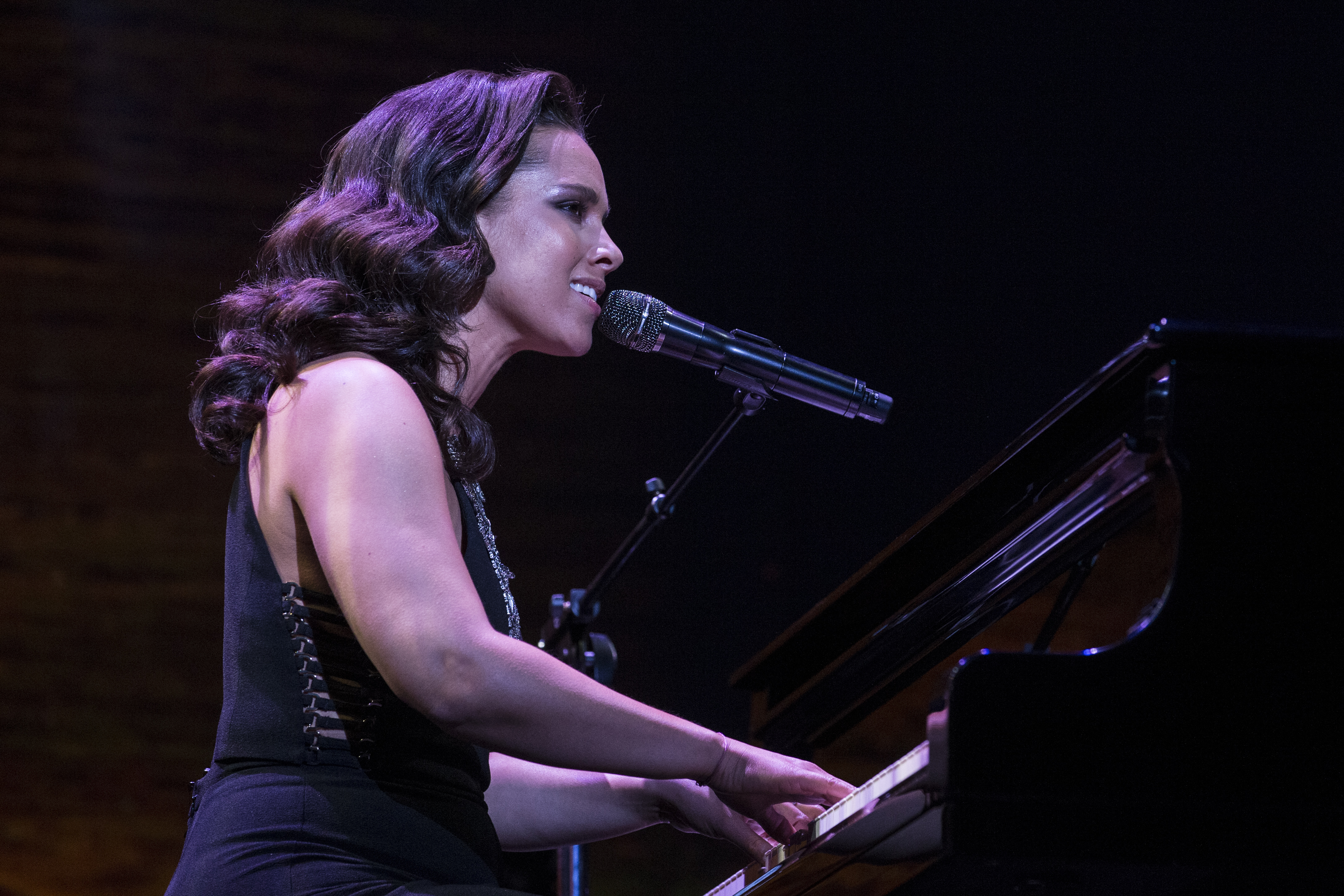 Alicia Keys Will Debut New Music At Champions League Final Cbs News