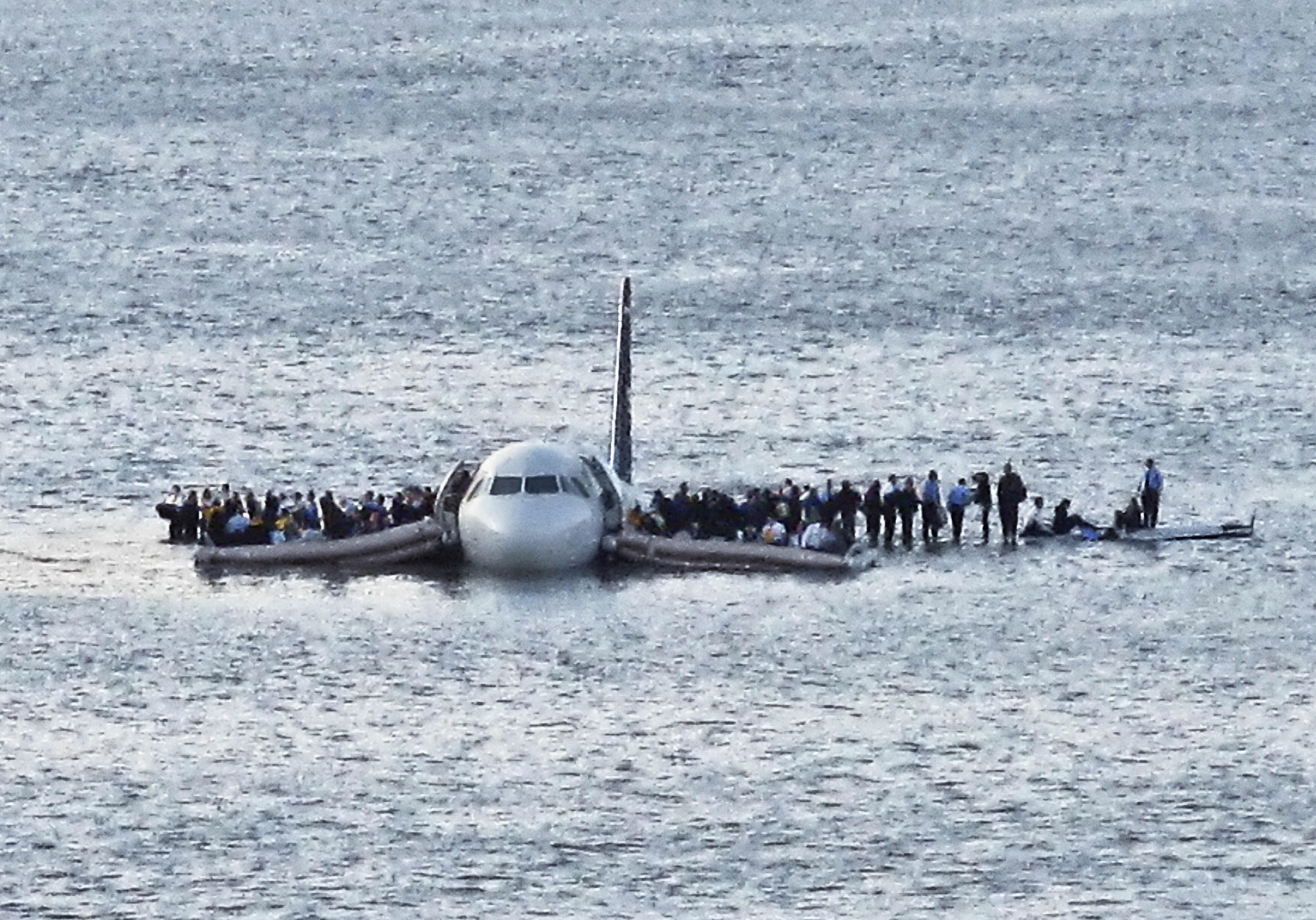 Самолет падает в воду. Аварийная посадка a320 на Гудзон. Чудо на Гудзоне 2009. Самолёт на Гудзоне 2009. Посадка на Гудзон.