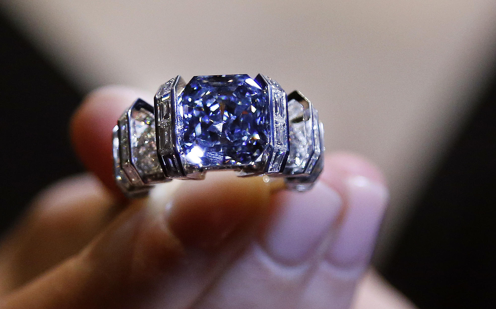 Blue diamond ring could fetch $25 million - CBS News