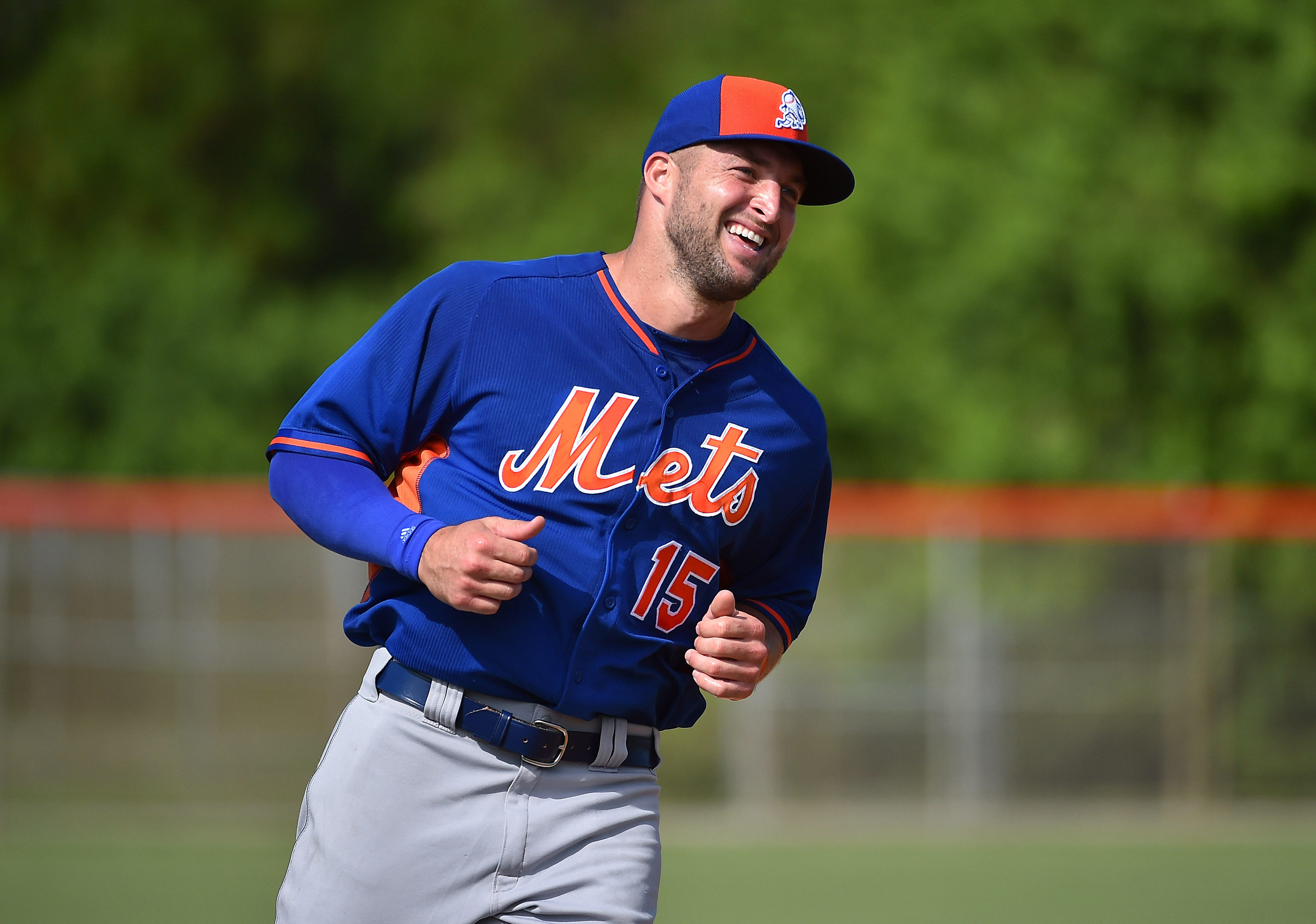 Tim Tebow comes to fan's aid in medical emergency - CBS News