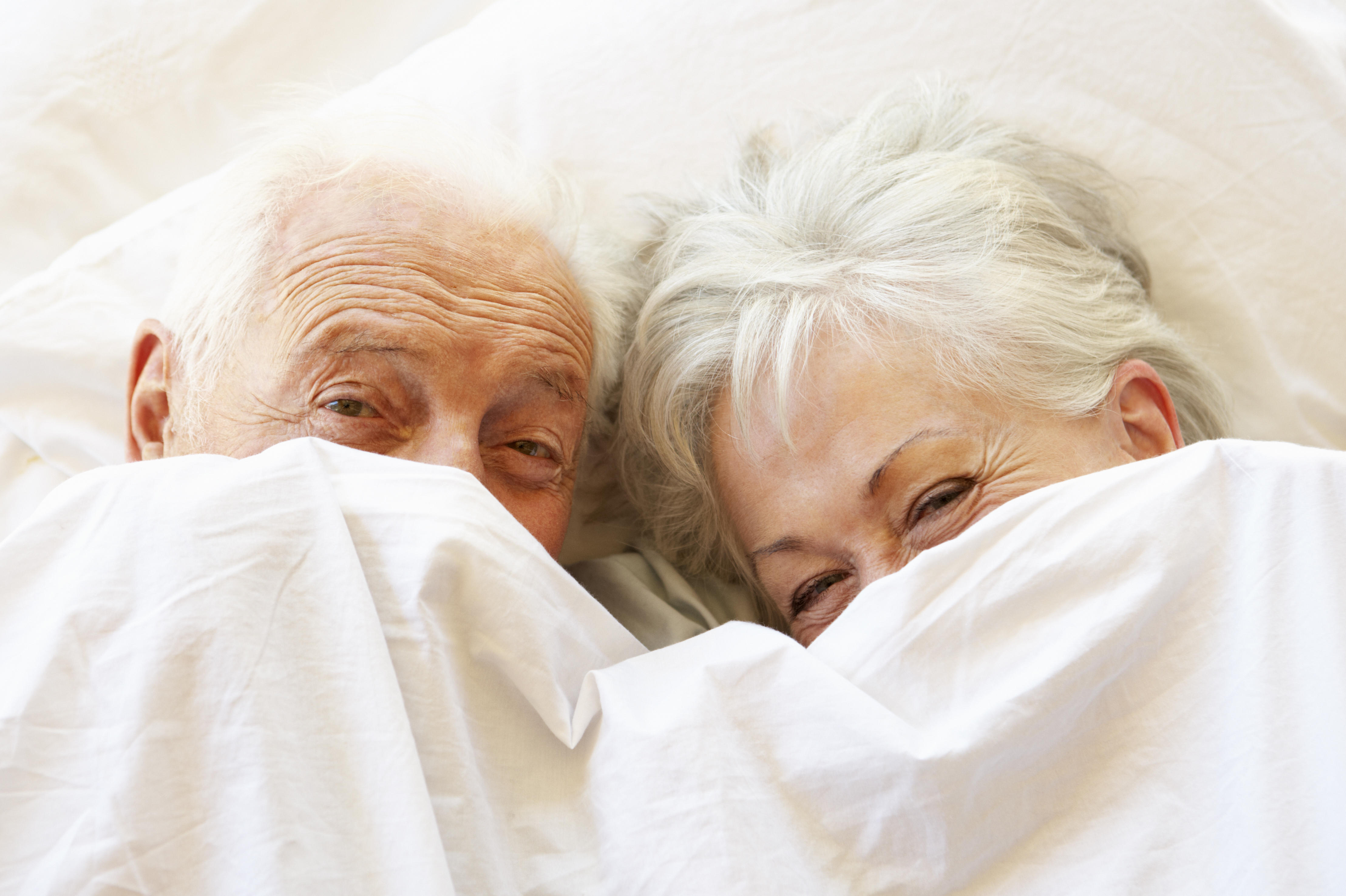 Нужный шестьдесят. Кровать для пожилых. Счастливые пожилые люди на кровати. Счастливая пожилая пара в кровати.