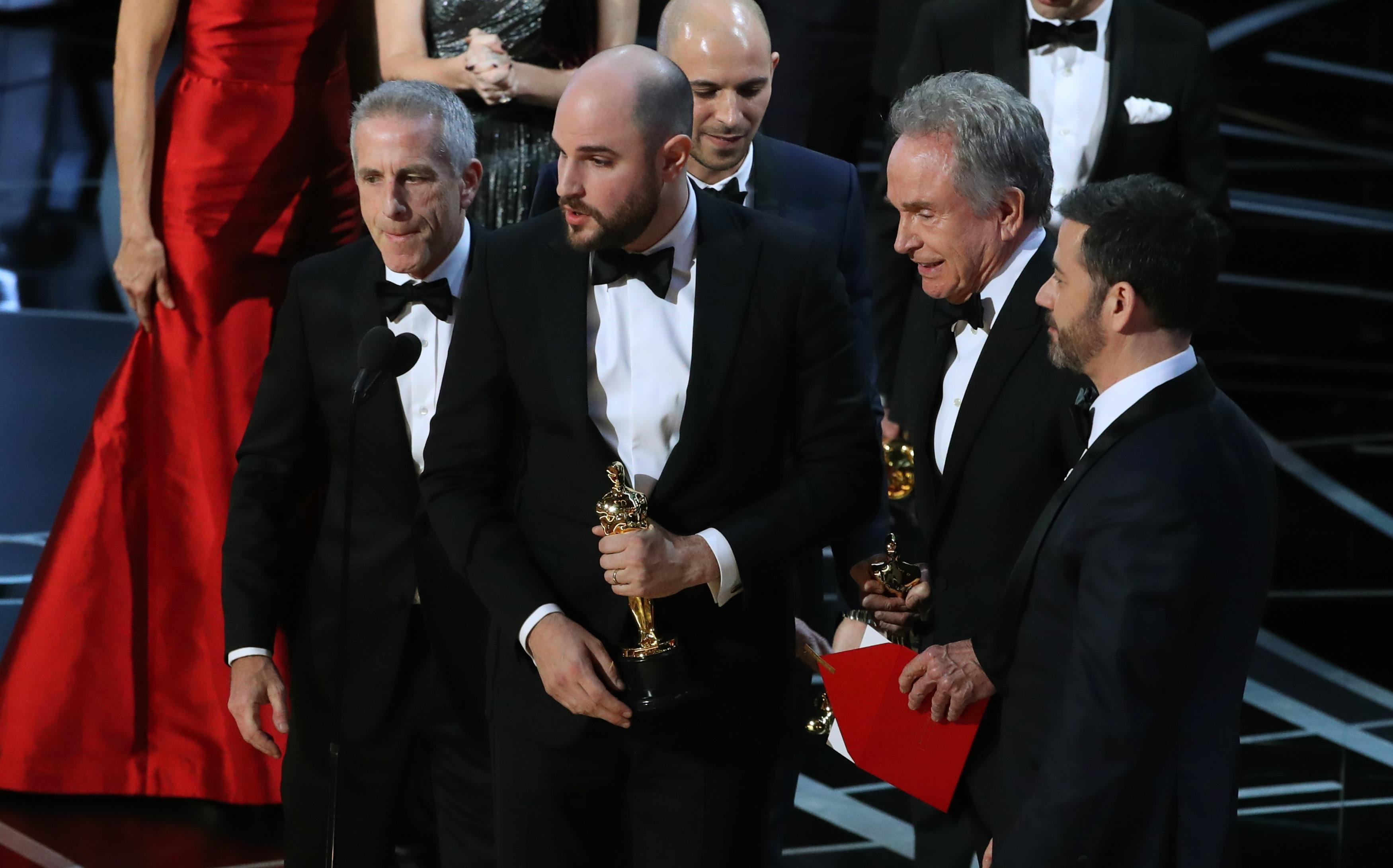Pwc Reputation On The Line After Oscars Best Picture Gaffe Cbs News