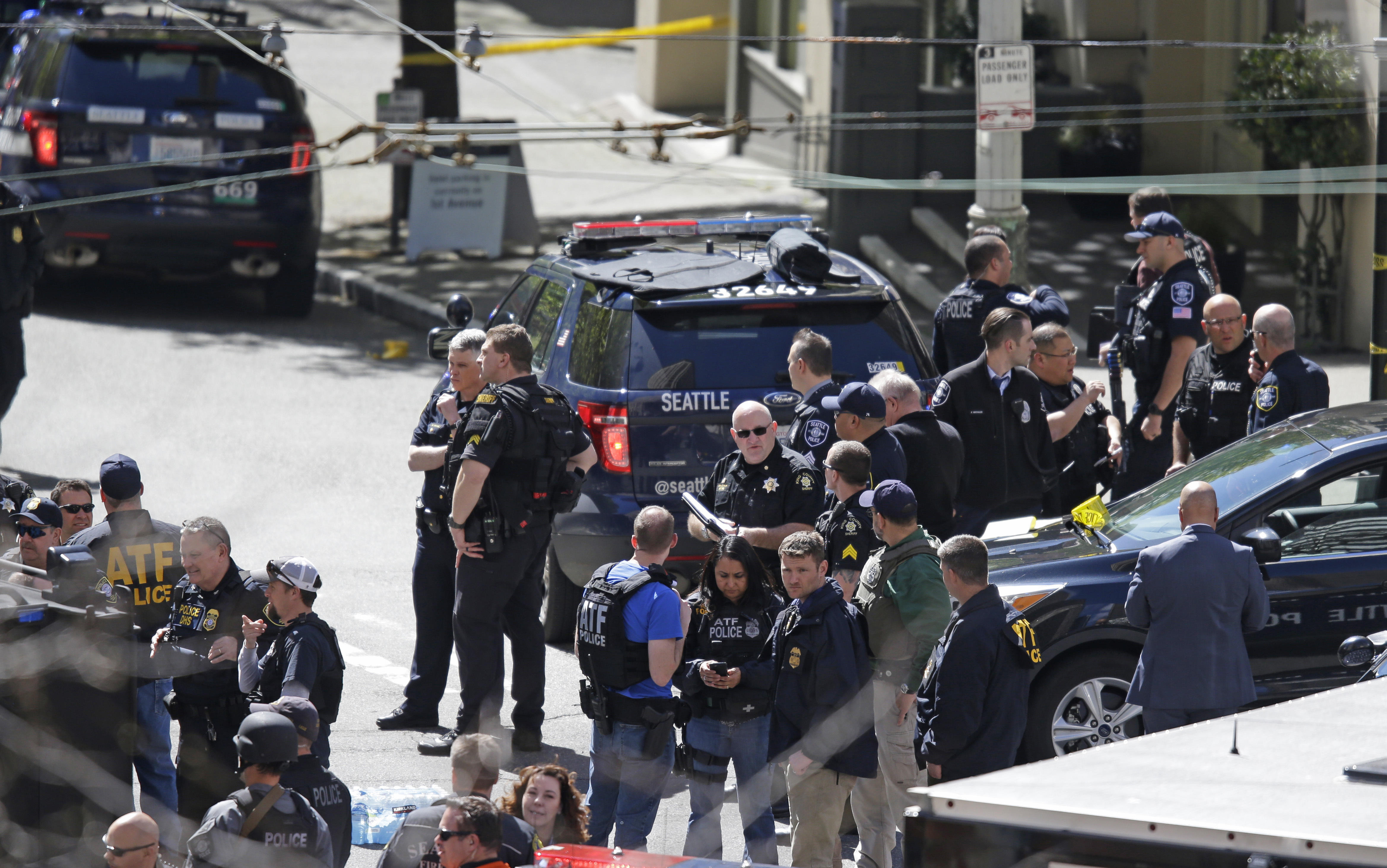 Seattle Police Officers Shot While Responding To Robbery - CBS News