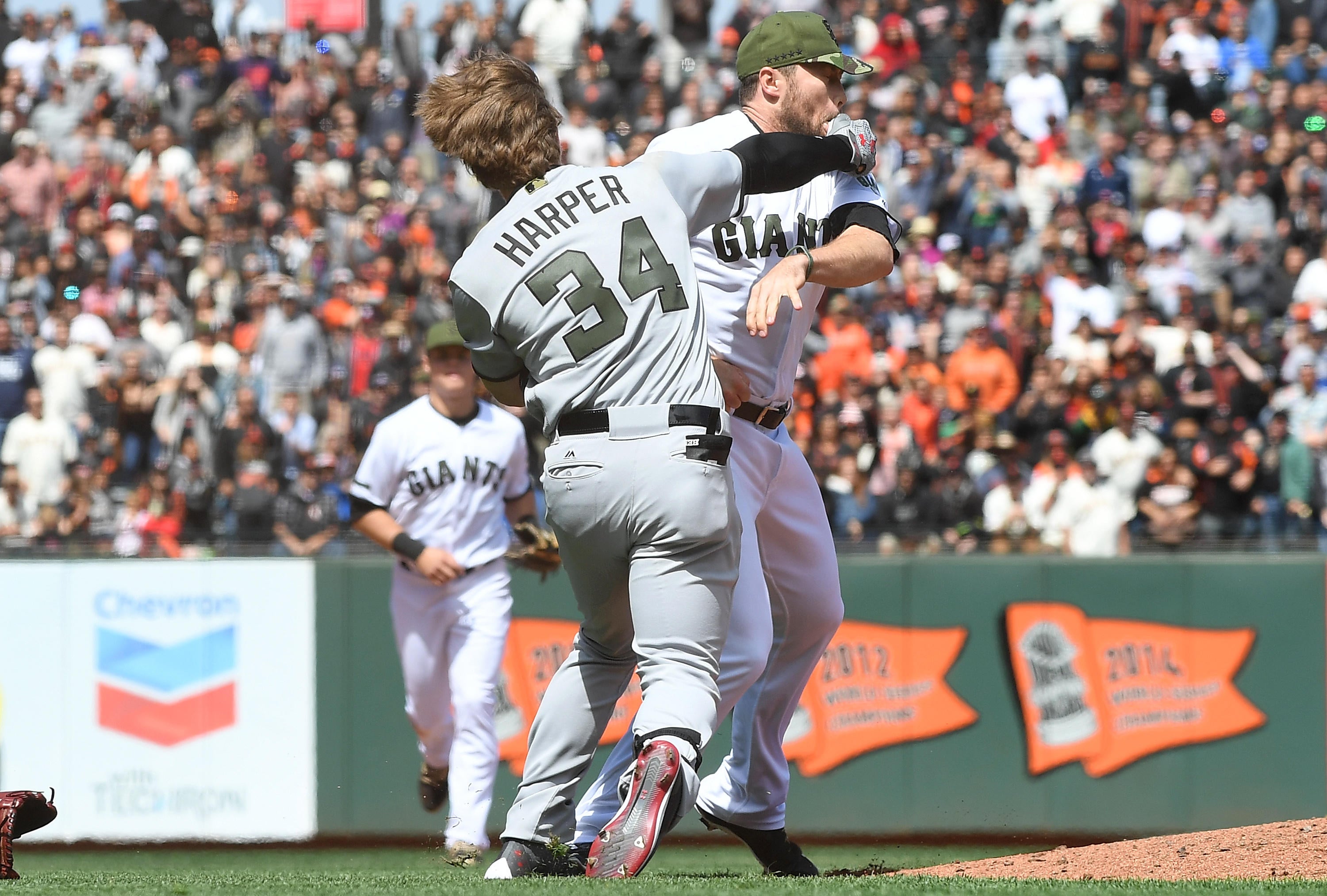 Bryce Harper punches Hunter Strickland and sparks brawl at Giants-Nationals game - CBS News