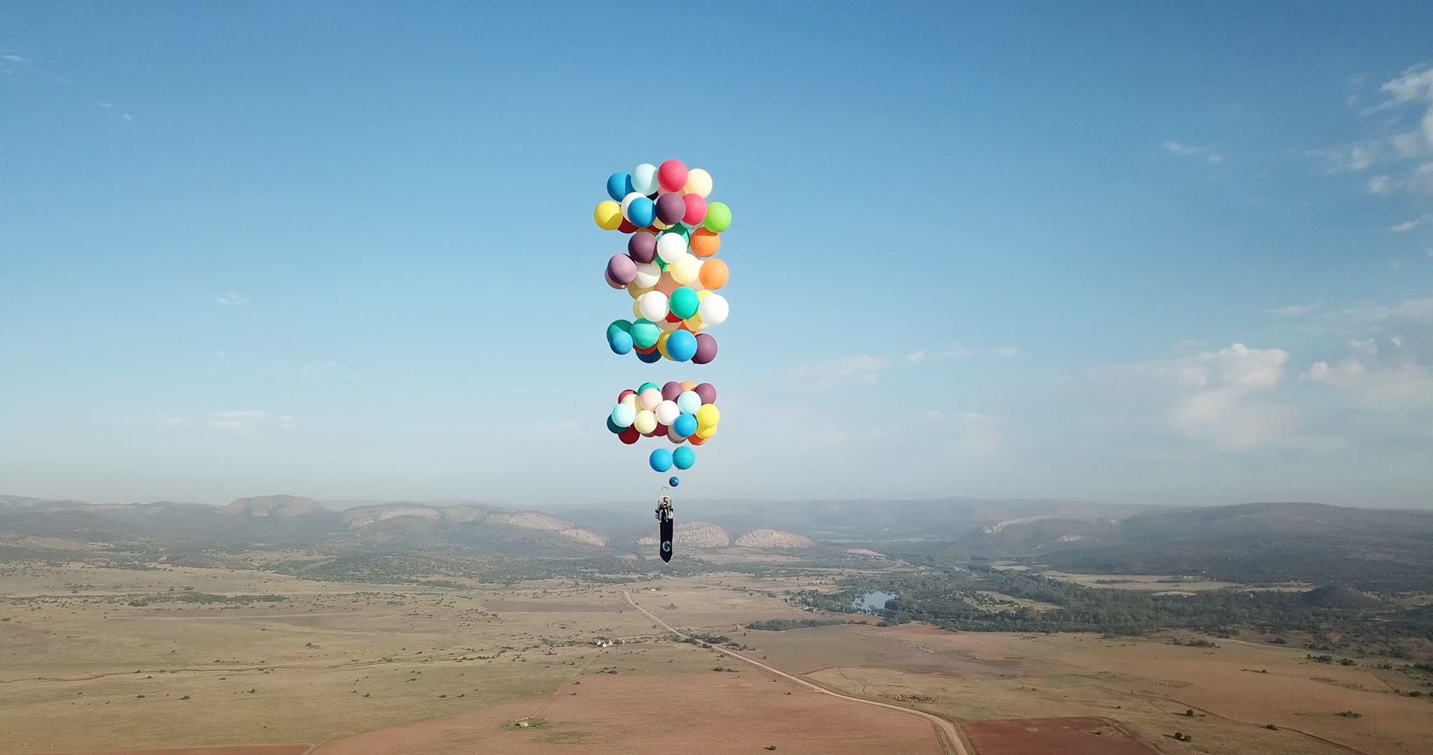 Man Strapped To 100 Helium Balloons Flies 8 000 Feet Up In The Air Images, Photos, Reviews