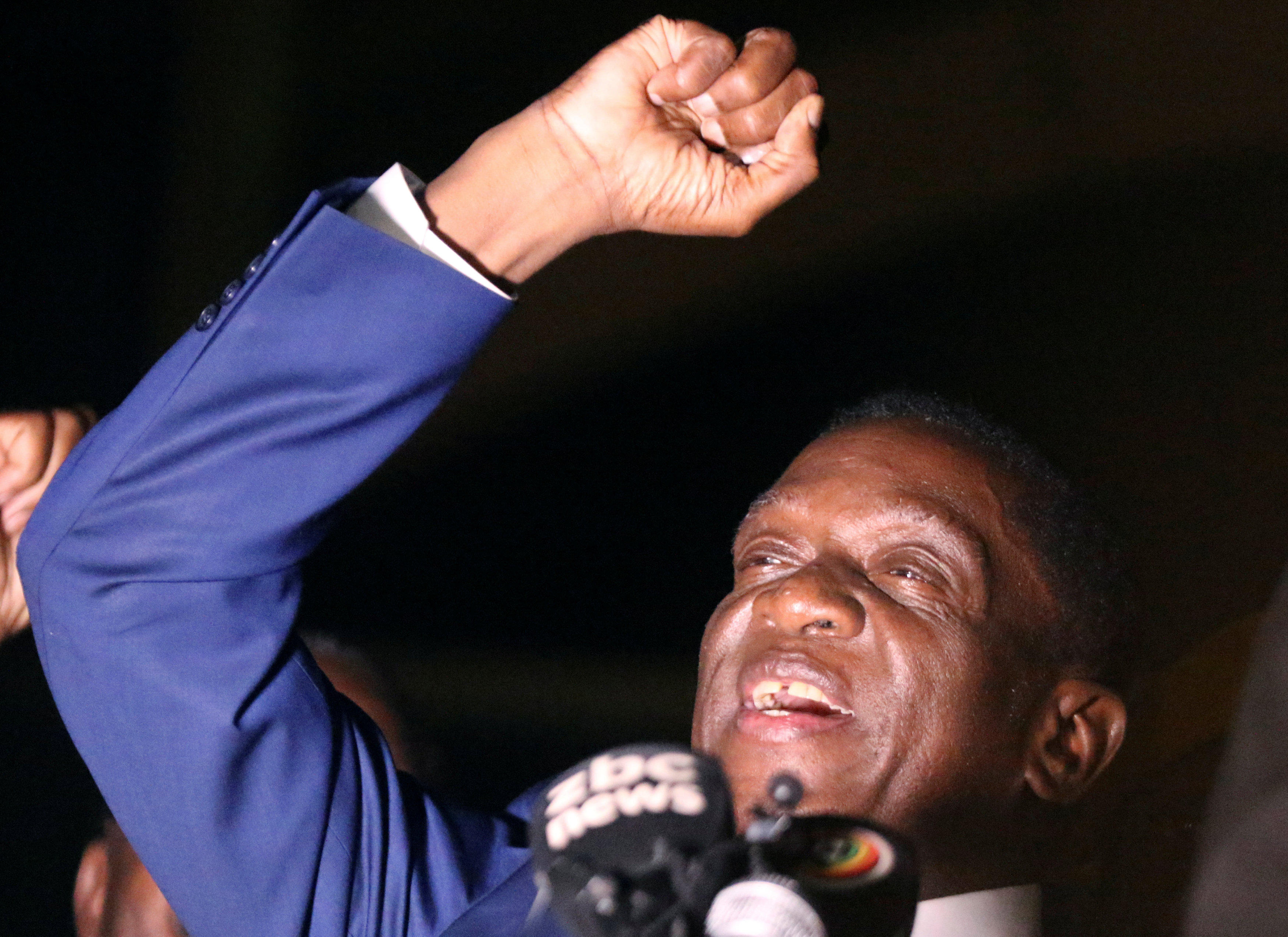 Zimbabwes Incoming Leader Emmerson Mnangagwa Returns Home To Cheers 