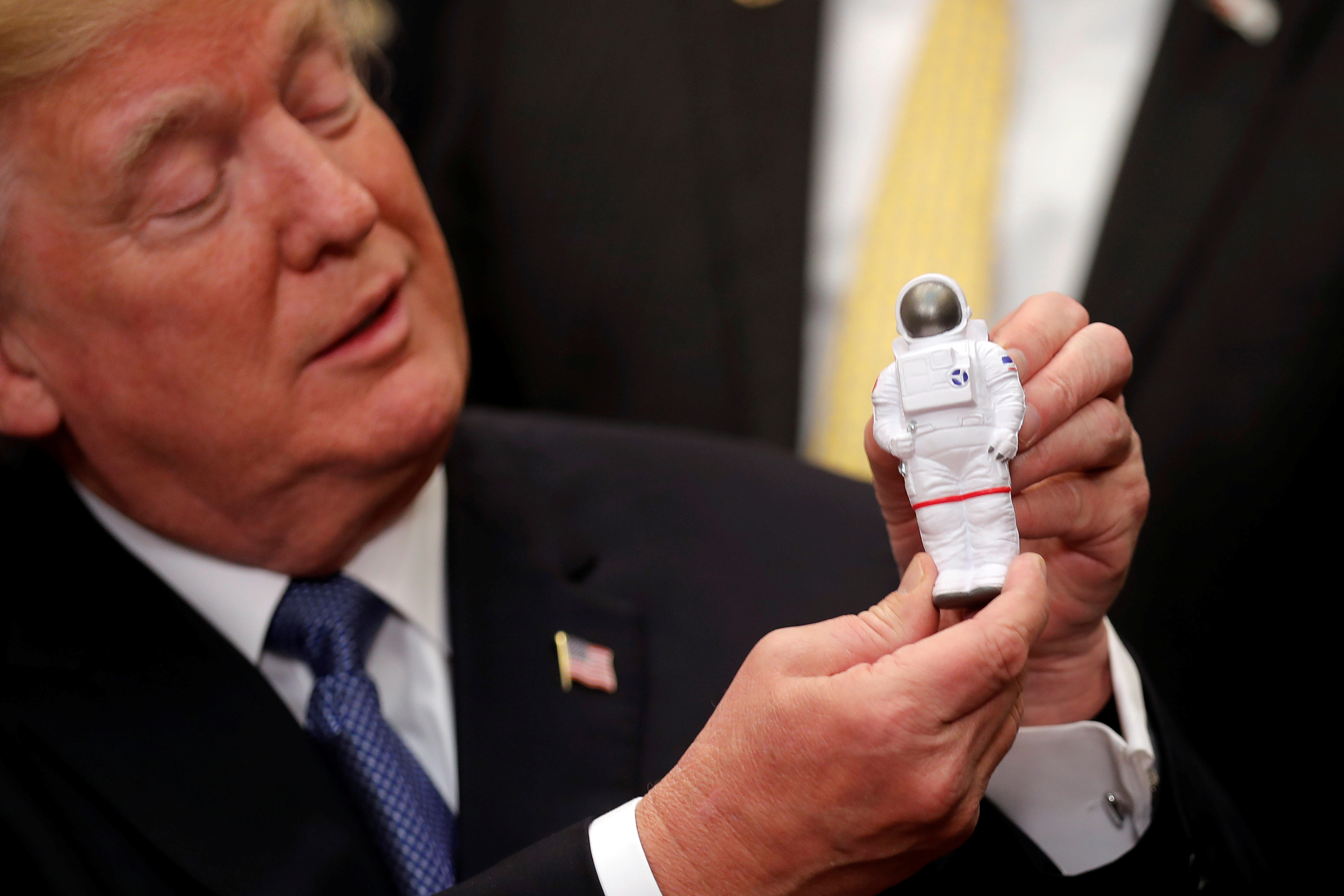 Trump Nasa Speech After Announcement Trump Signed A Directive To Send Americans To The Moon 