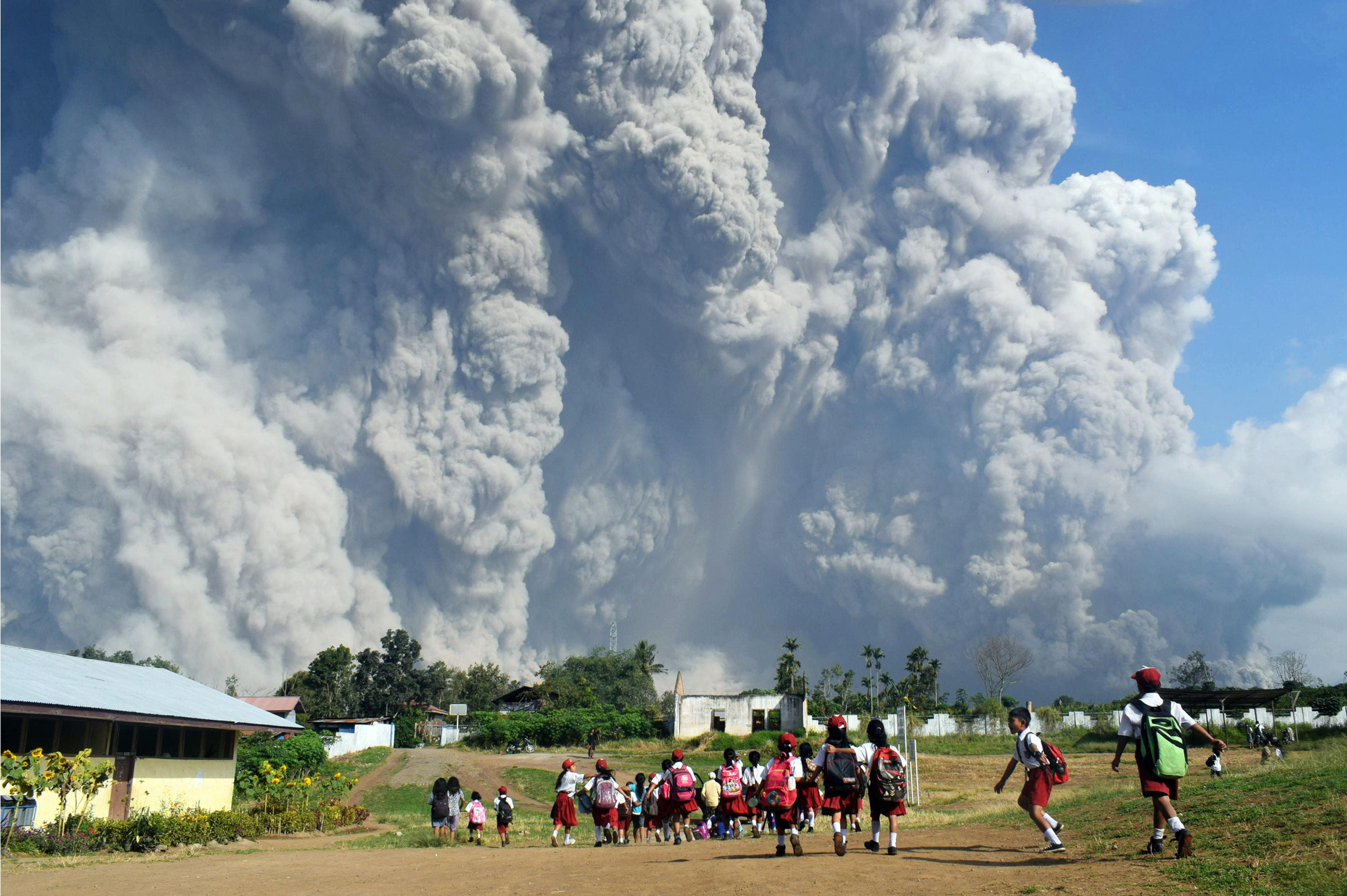 Mount  Sinabung  volcano eruption on Indonesia island of 