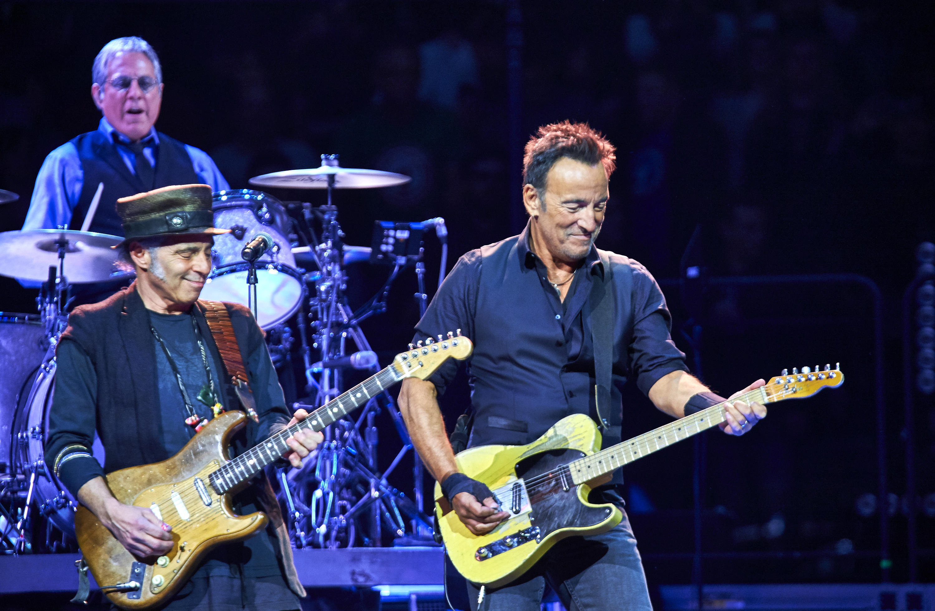 Instruments Stolen From Bruce Springsteen S E Street Band Guitarist Nils Lofgren Cbs News