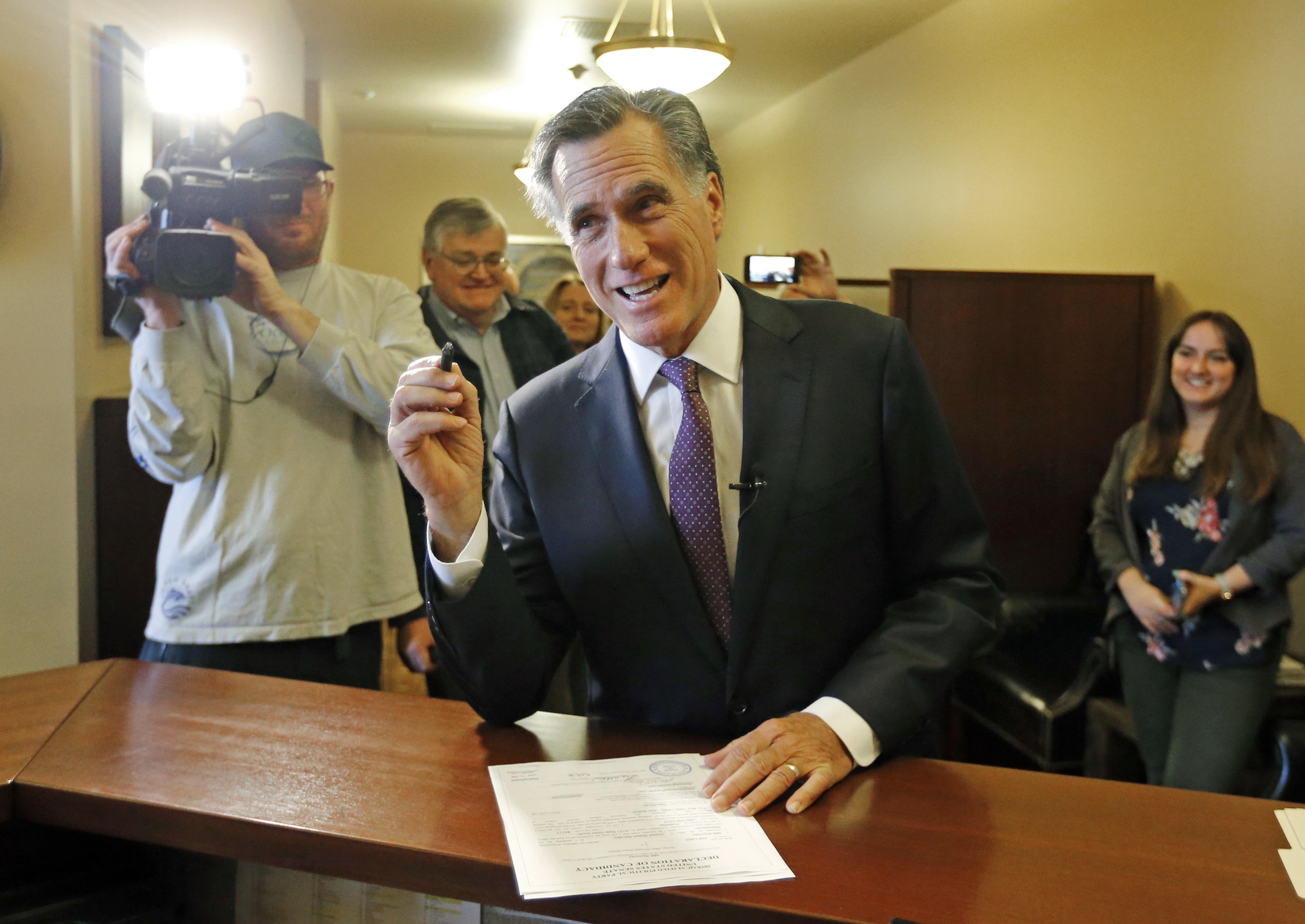 Mitt Romney comes in second place at Utah GOP convention, forced into primary - CBS News5400 x 3825