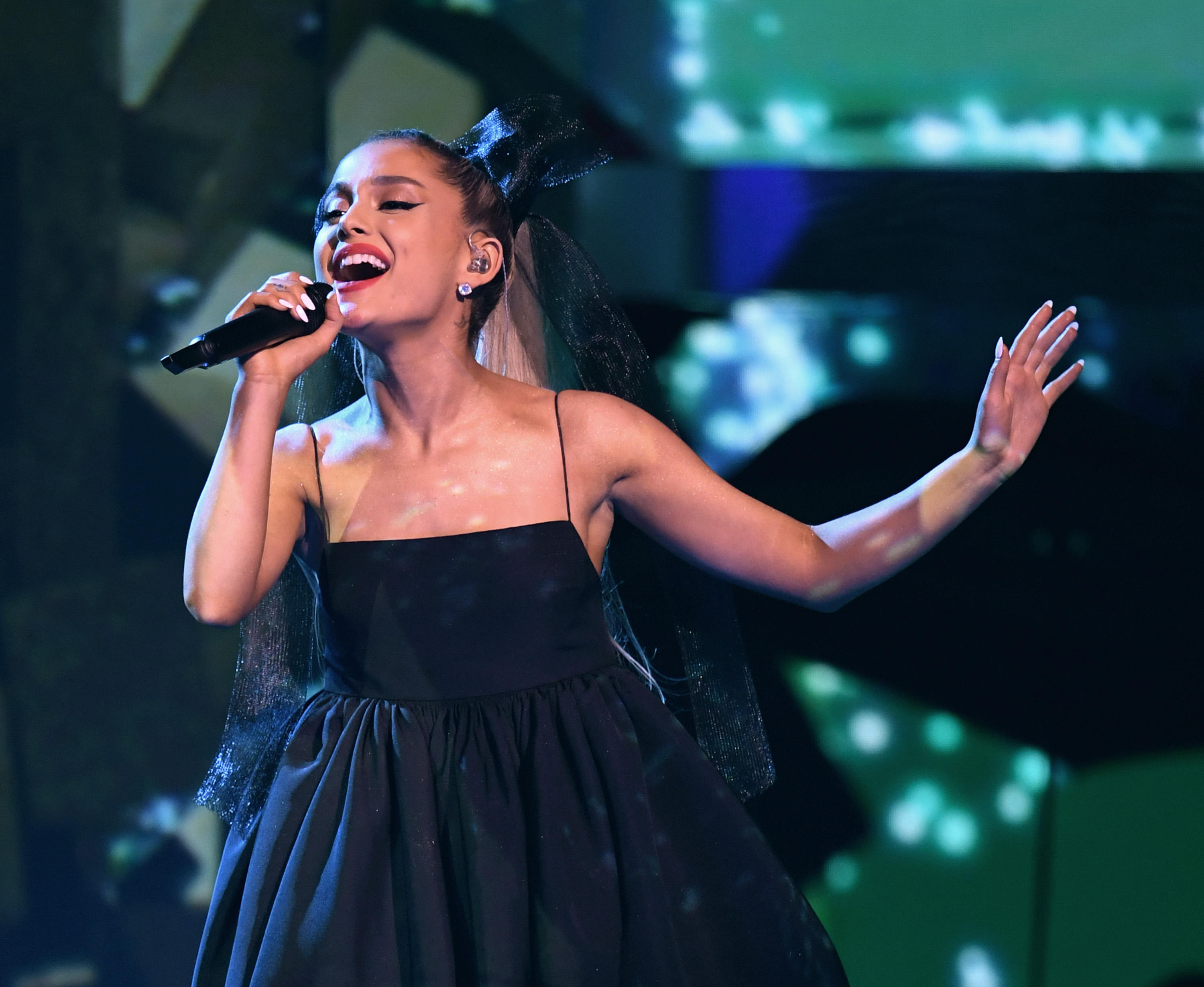 Ariana Grande Dropped Out Of Snl Appearance For Emotional