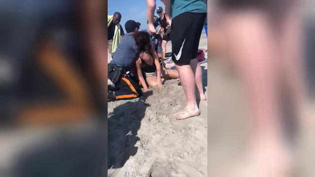 Wildwood New Jersey Officers Reassigned Amid Probe Of Video Showing Cops Punching Woman Cbs News 