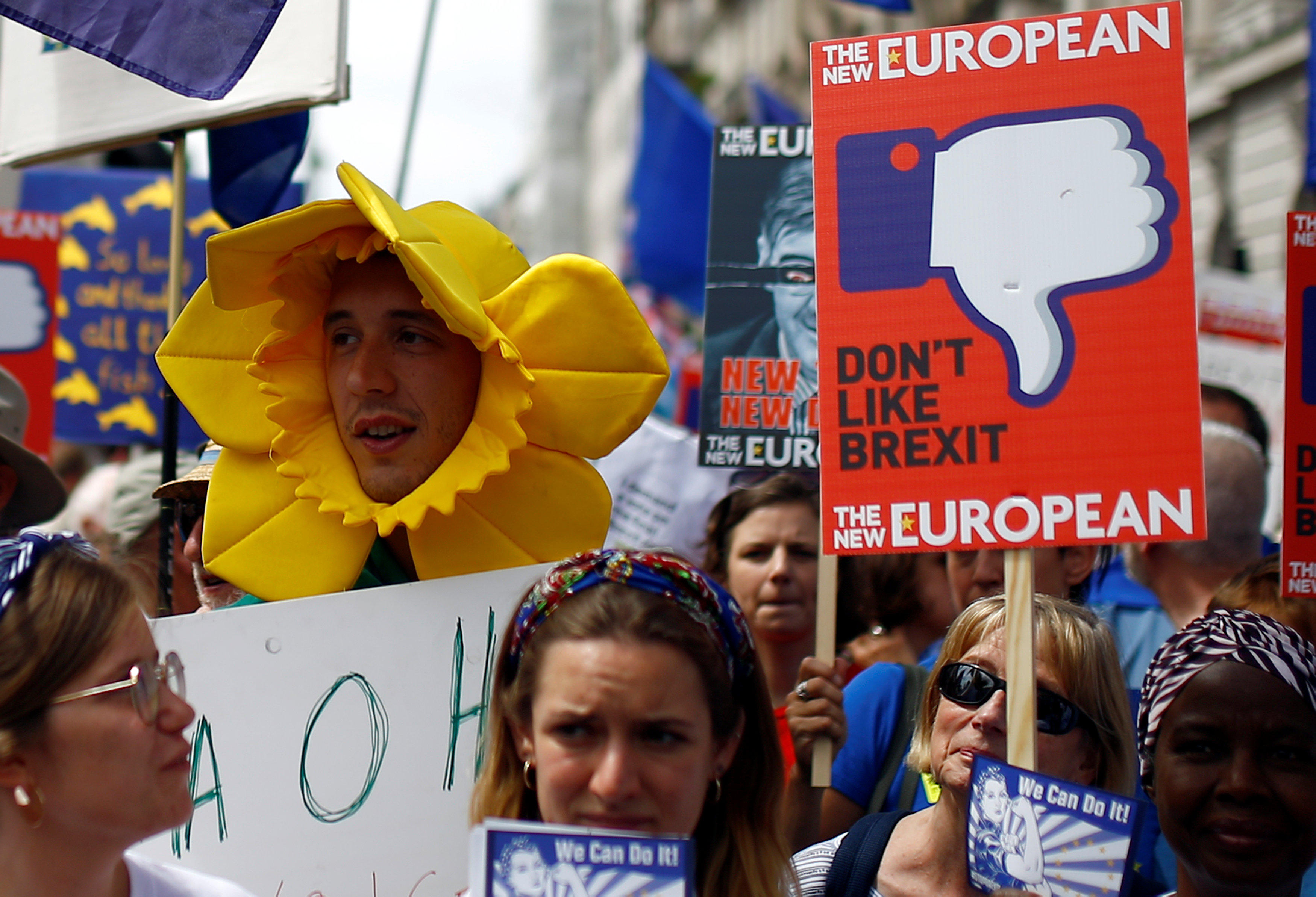 Tens of thousands anti-Brexit protesters march in London, demand new vote - CBS News