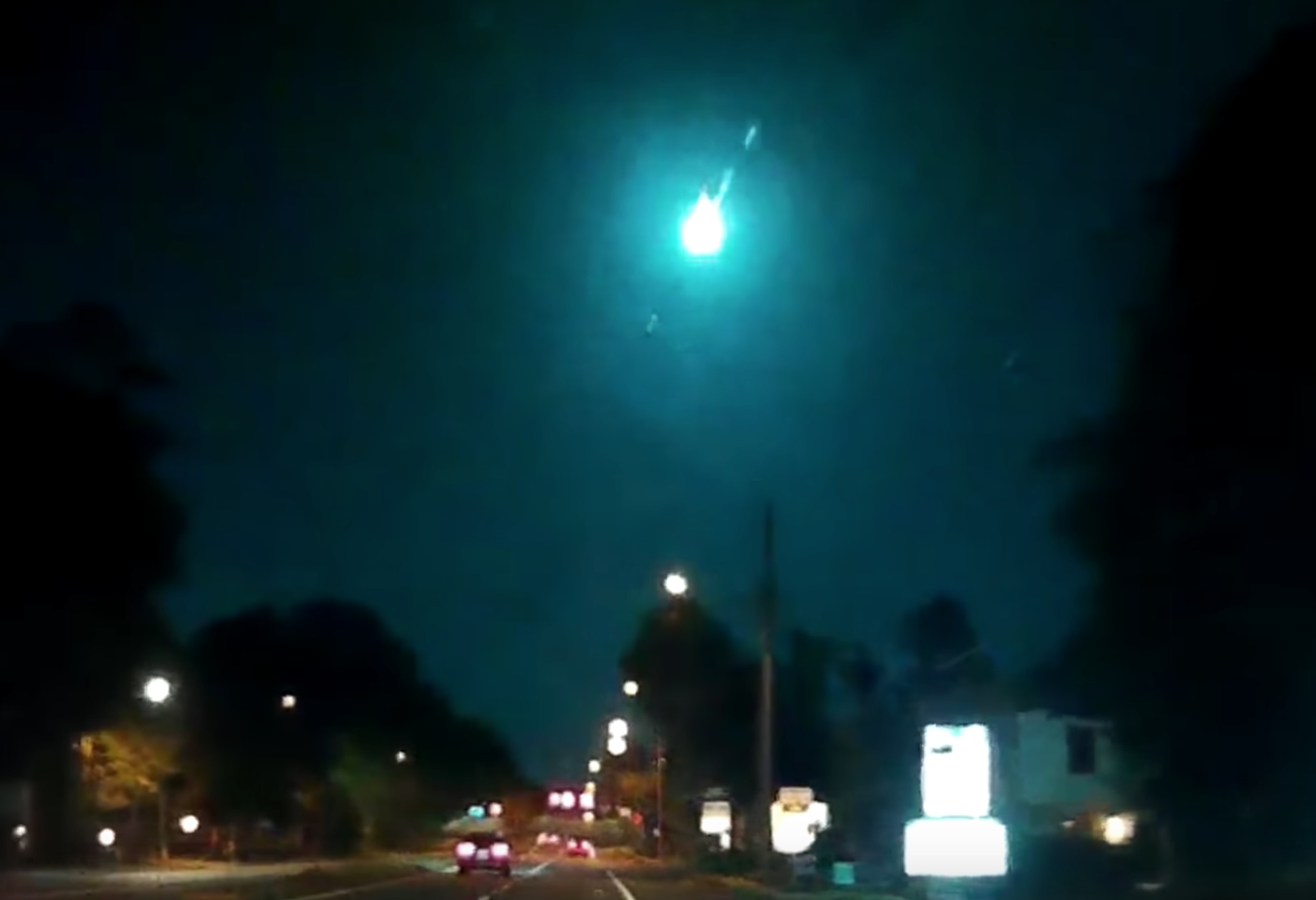 Meteor in Florida Large green meteor lights up the night sky over
