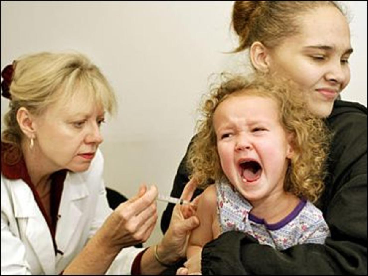 Прививки дети плачут. Вакцинация детей. Уколы маленьким детям. Ребёнок плачет на прививке.
