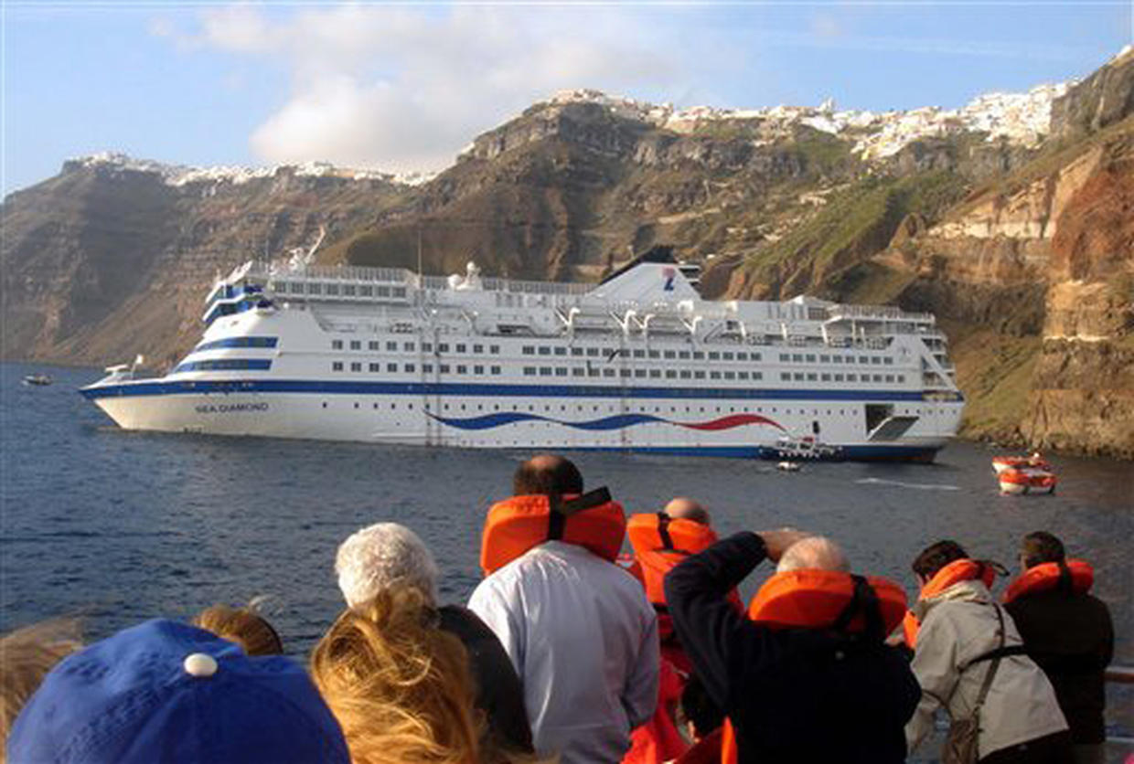 cruise ship sinks at santorini