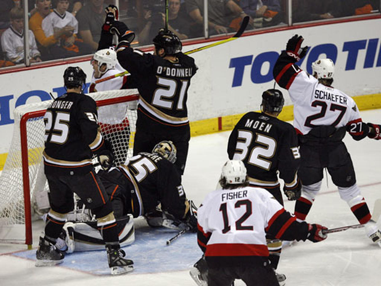 Stanley Cup Finals: Game 1 - Photo 11 - Pictures - CBS News