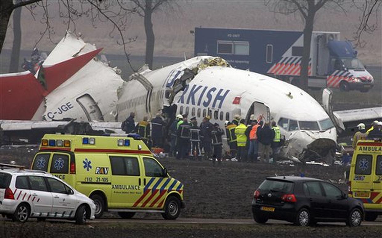 Сонник крушение. Turkish Airlines катастрофа 2009. Туркиш Эйрлайнс авиакатастрофы. Катастрофа Boeing 737 в Амстердаме. Турецкие авиалинии авиакатастрофы.