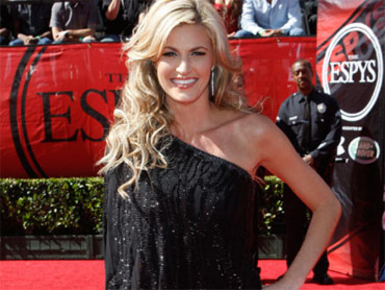 Teary Elisabeth Hasselbeck apologizes to Erin Andrews for 