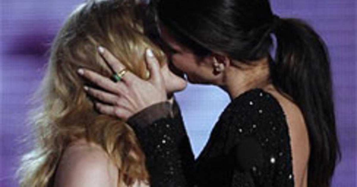Bullock Kisses Johansson At Mtv Movie Awards Cbs News