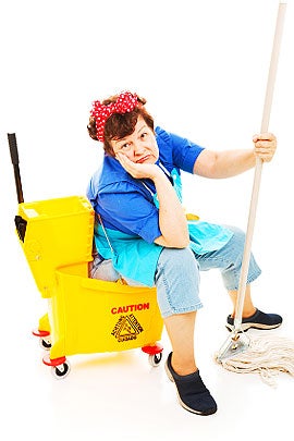 уборщица увидела в. красивая домохозяйка. молодые уборщицы. уборщица со шваброй. уборщица увидела в.