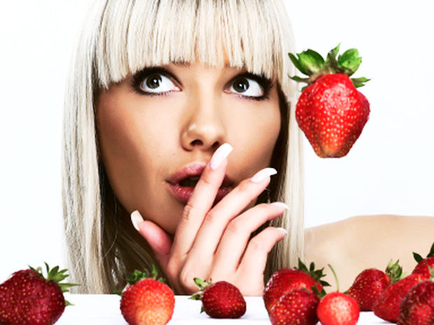 strawberries_woman_diet_000010026664XSmall.jpg 