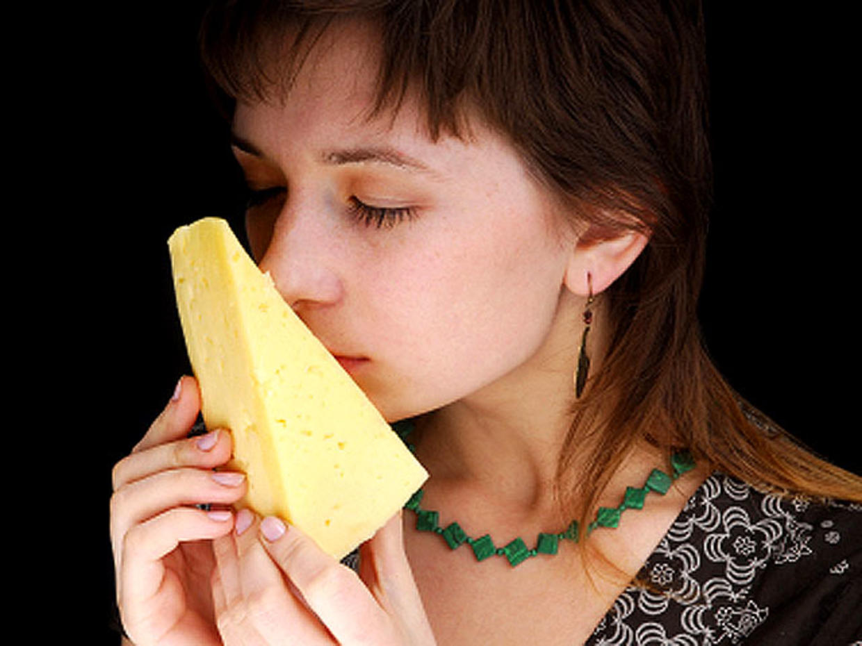 Сильно пахнущий сыр. Девушка и сыр. Сыр фото. Сырная девушка. Человек ест сыр.