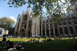 Tourists relax in the gardens outside Westminster Abbey on April 22, 2011, before the royal wedding between Britain's Prince William and his fiancee Kate Middleton at Westminster Abbey on April 29, 2011.
