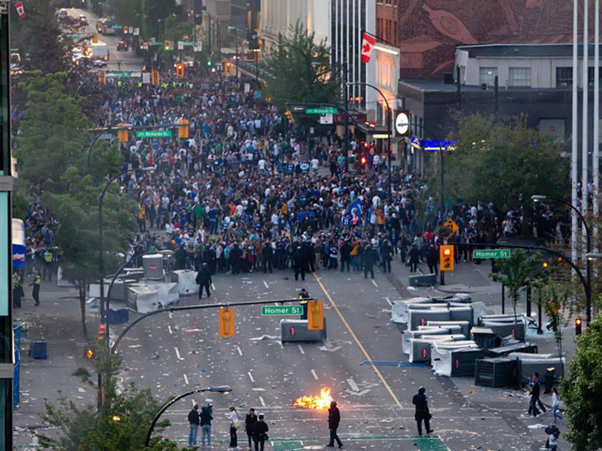 Vancouver riots after Canucks lose Stanley Cup Final Photo 9