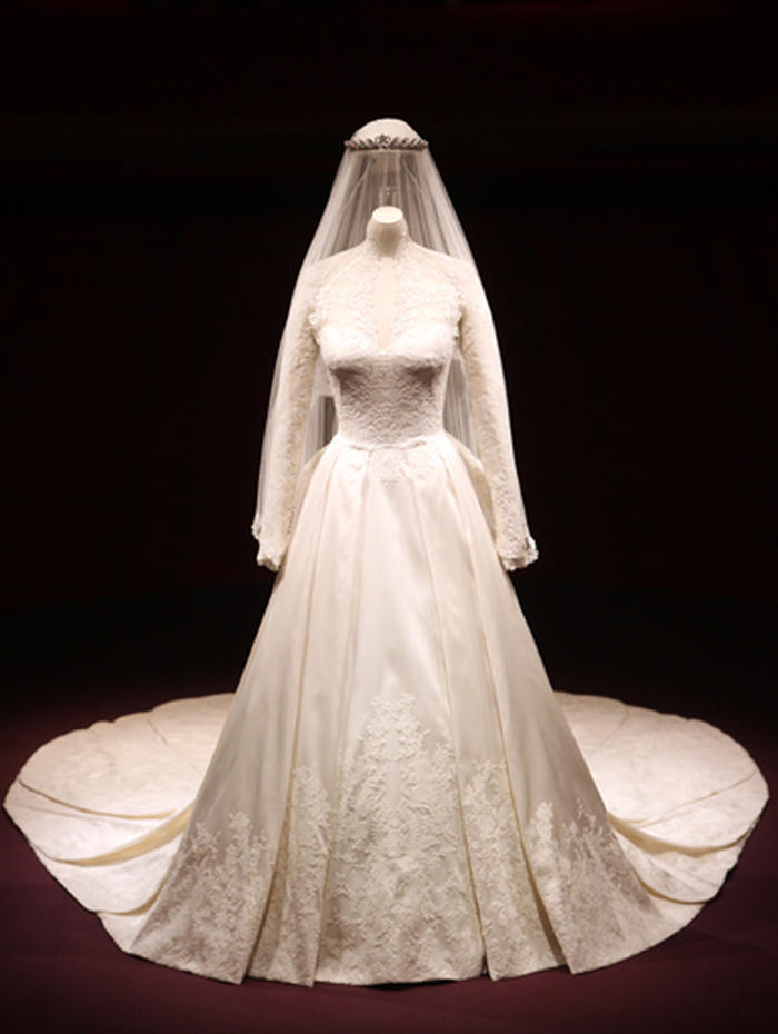 Kate Middleton wedding dress, up-close - Photo 3 - CBS News