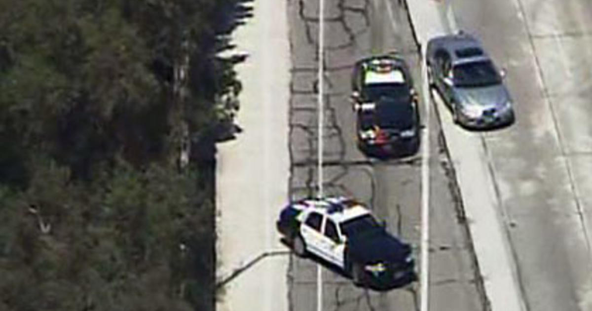 2 Armed Robbery Suspects Arrested 1 Still At Large In Sherman Oaks Cbs Los Angeles 