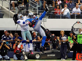 Calvin Johnson #81 of the Detroit Lions pulls in the game-winning touchdown against Terence Newman #41 of the Dallas Cowboys at Cowboys Stadium on October 2, 2011 in Arlington, Texas. The Lions beat the Cowboys 34-30.