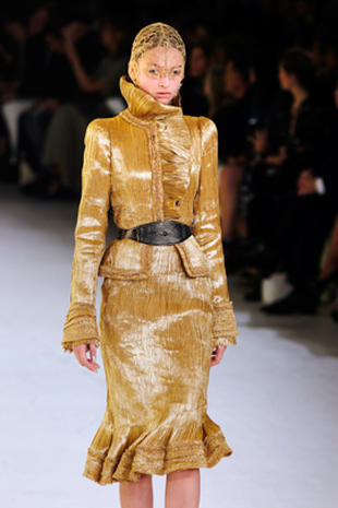 Alexander McQueen spring/summer 2012 - Photo 2 - Pictures - CBS News