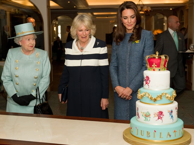 Queen, Camilla and Kate's royal outing - CBS News