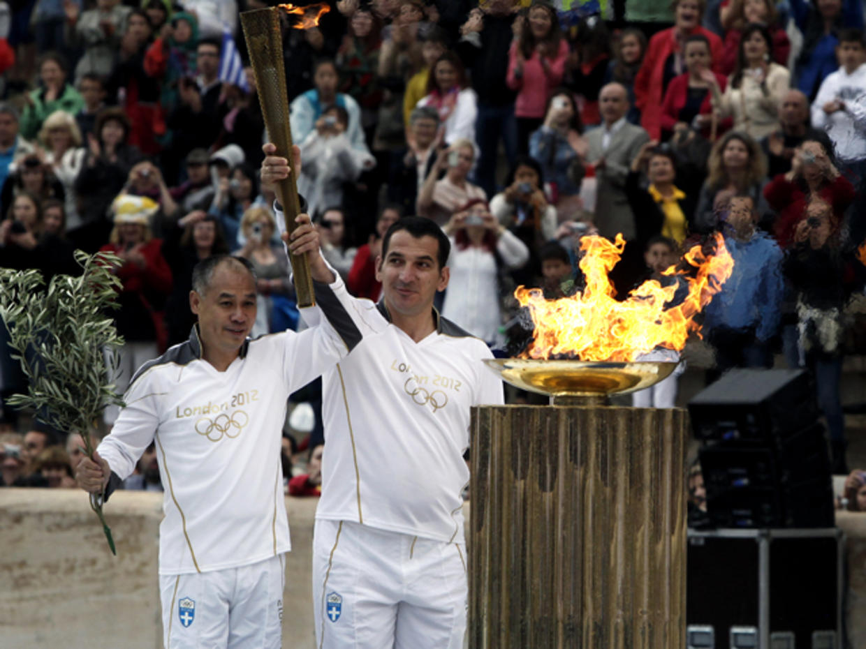 Olympic torch handed over to London - CBS News