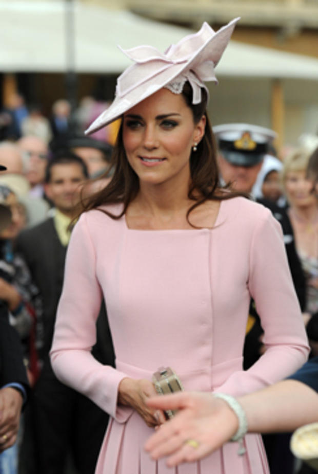 Kate wears pink for Buckingham Palace garden party CBS News