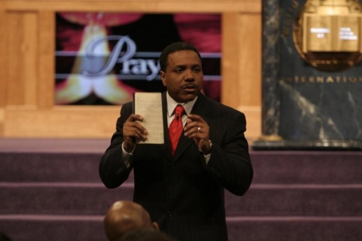 Creflo Dollar Megachurch Pastor Arrested For Battery Cbs News