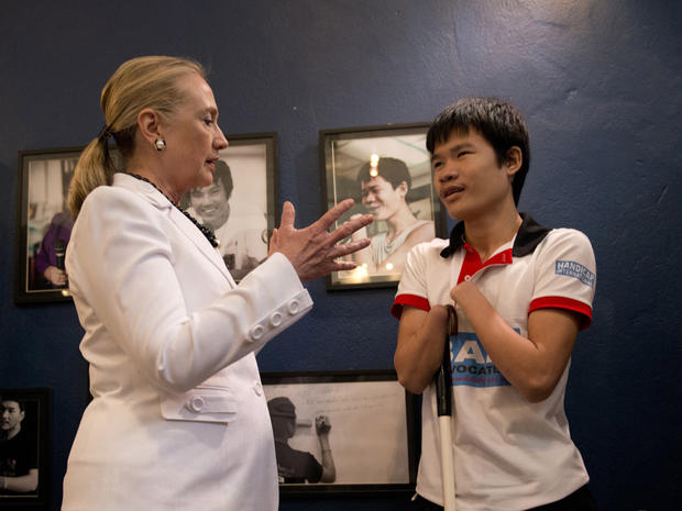 Hillary Clinton speaks with Phongsavath Souliyalat 