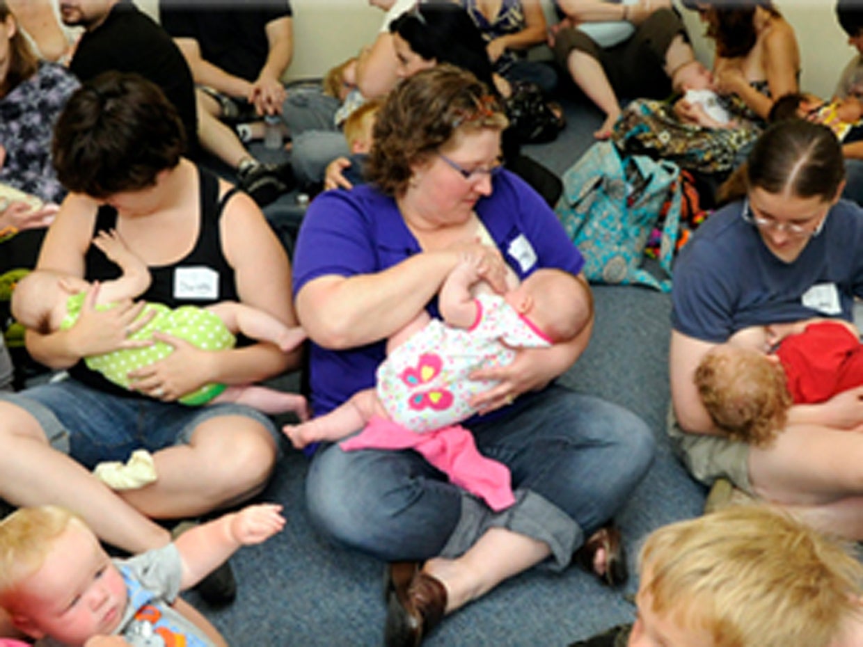 mothers-participating-in-big-latch-on-attempt-world-breast-feeding